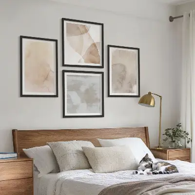 Billedvæg over sofa med varme akvarel og pastel teksturer