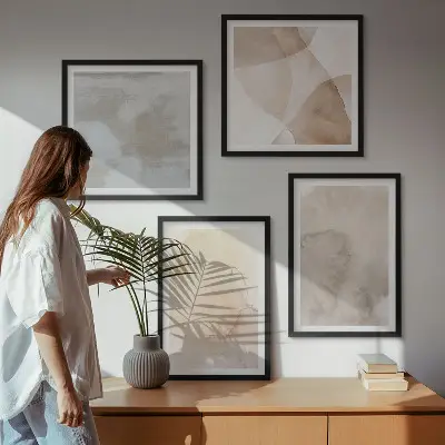 Billedvæg over sofa med varme akvarel og pastel teksturer