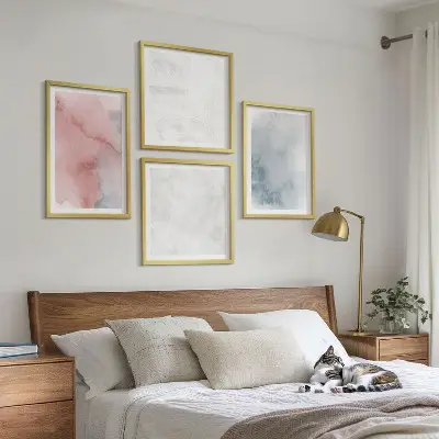 Billedvæg over sofa med pastel akvarel teksturer