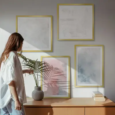 Billedvæg over sofa med pastel akvarel teksturer
