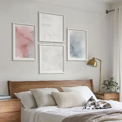 Billedvæg over sofa med pastel akvarel teksturer