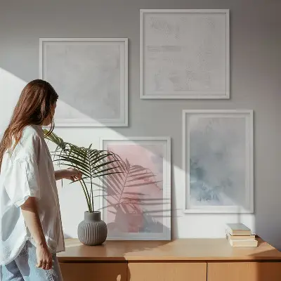 Billedvæg over sofa med pastel akvarel teksturer