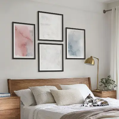 Billedvæg over sofa med pastel akvarel teksturer