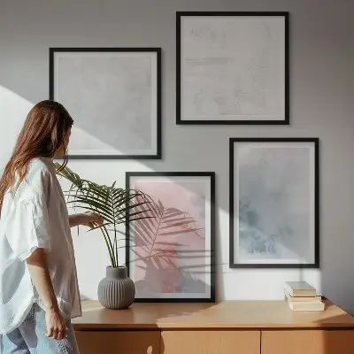 Billedvæg over sofa med pastel akvarel teksturer