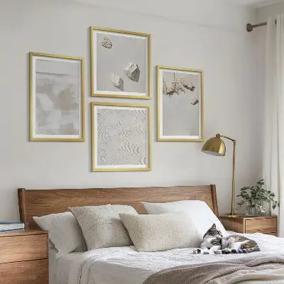 Billedvæg over sofa med boho sandstenstekstur