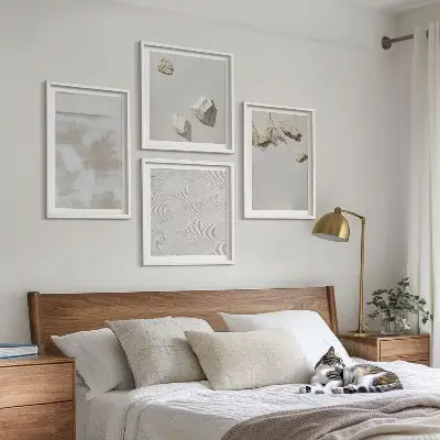 Billedvæg over sofa med boho sandstenstekstur
