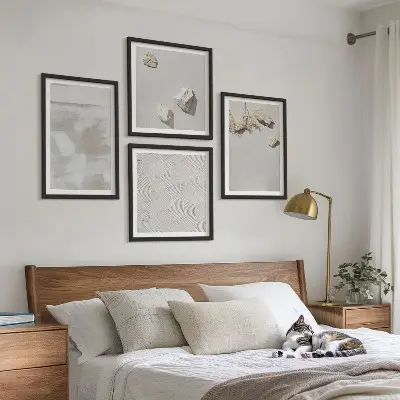 Billedvæg over sofa med boho sandstenstekstur