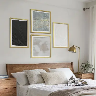 Billedvæg over sofa med stenteksturer