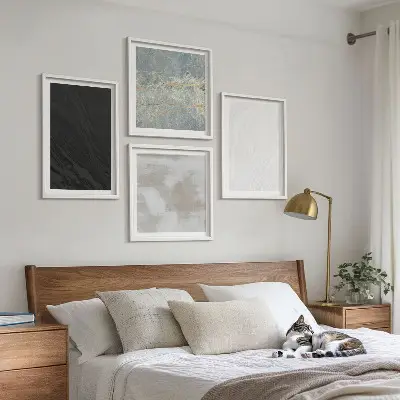 Billedvæg over sofa med stenteksturer