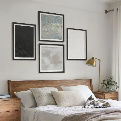 Billedvæg over sofa med stenteksturer