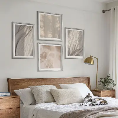 Billedvæg over sofa med nærbillede af naturlige boho-stoffer