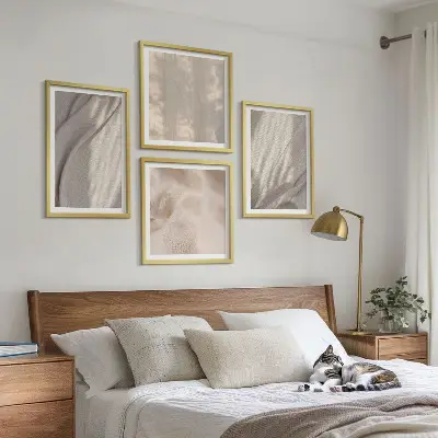 Billedvæg over sofa med nærbillede af naturlige boho-stoffer