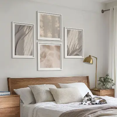 Billedvæg over sofa med nærbillede af naturlige boho-stoffer