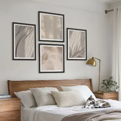 Billedvæg over sofa med nærbillede af naturlige boho-stoffer