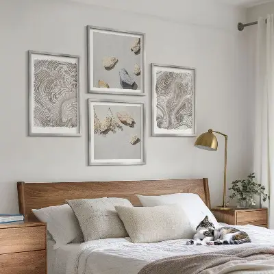 Billedvæg over sofa med moderne abstrakte former