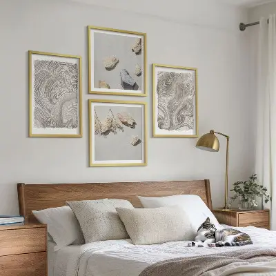 Billedvæg over sofa med moderne abstrakte former