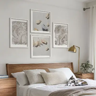 Billedvæg over sofa med moderne abstrakte former