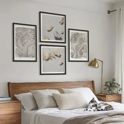 Billedvæg over sofa med moderne abstrakte former