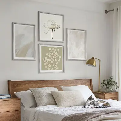Billedvæg over sofa med blomster i moderne boho-stil