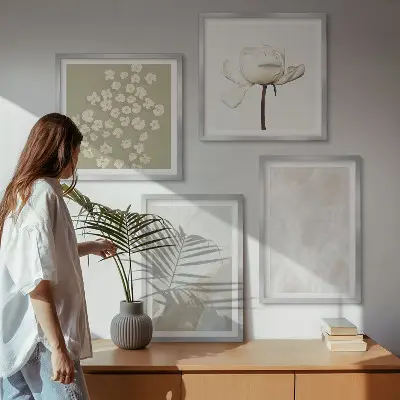 Billedvæg over sofa med blomster i moderne boho-stil