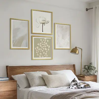 Billedvæg over sofa med blomster i moderne boho-stil
