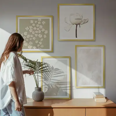Billedvæg over sofa med blomster i moderne boho-stil
