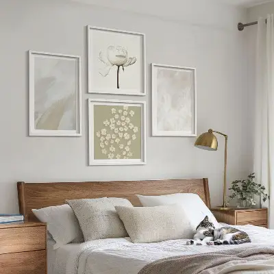 Billedvæg over sofa med blomster i moderne boho-stil