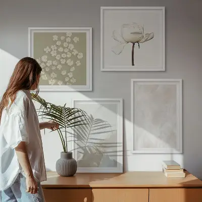 Billedvæg over sofa med blomster i moderne boho-stil