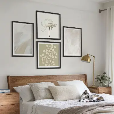 Billedvæg over sofa med blomster i moderne boho-stil