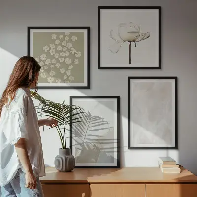 Billedvæg over sofa med blomster i moderne boho-stil
