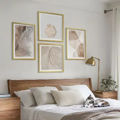 Billedvæg over sofa med abstrakte malede strukturer