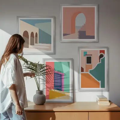 Billedvæg over sofa med farverige illustrationer af byen