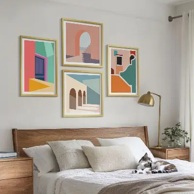 Billedvæg over sofa med farverige illustrationer af byen