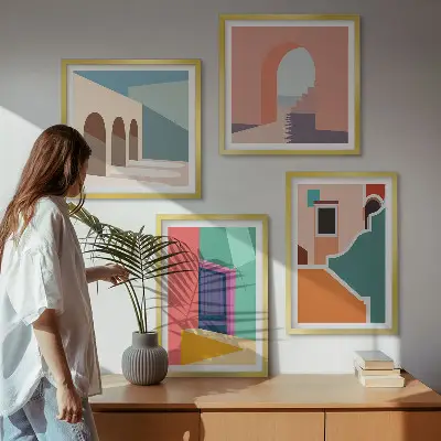 Billedvæg over sofa med farverige illustrationer af byen