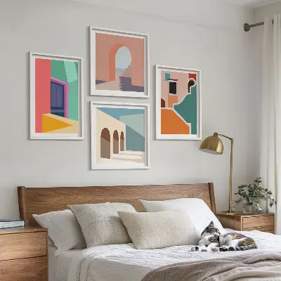 Billedvæg over sofa med farverige illustrationer af byen