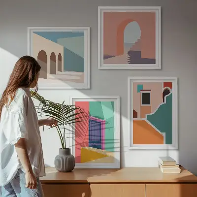 Billedvæg over sofa med farverige illustrationer af byen