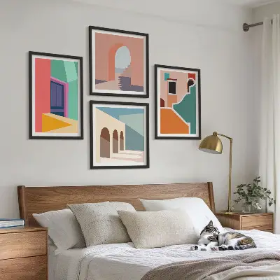 Billedvæg over sofa med farverige illustrationer af byen