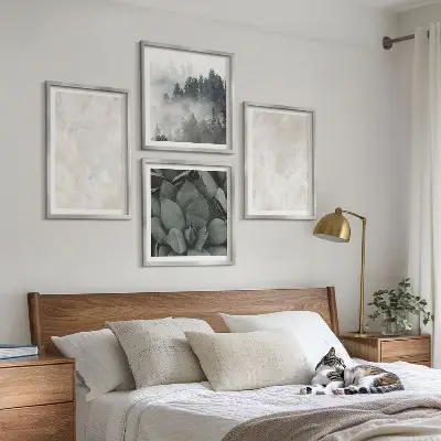Billedvæg over sofa med stenmotiv i pastelfarvet marmor