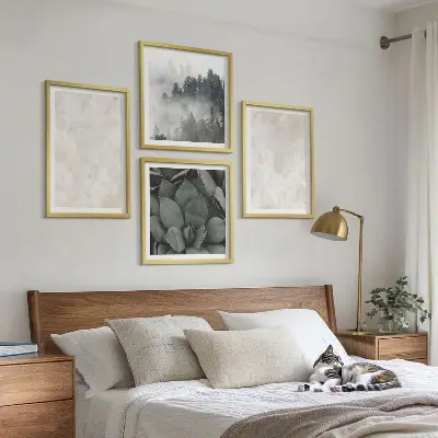 Billedvæg over sofa med stenmotiv i pastelfarvet marmor
