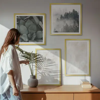 Billedvæg over sofa med stenmotiv i pastelfarvet marmor