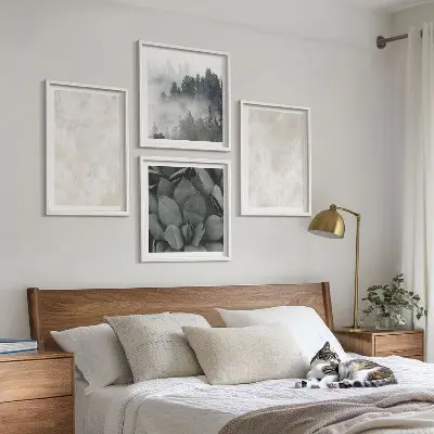 Billedvæg over sofa med stenmotiv i pastelfarvet marmor