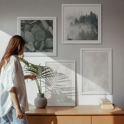 Billedvæg over sofa med stenmotiv i pastelfarvet marmor