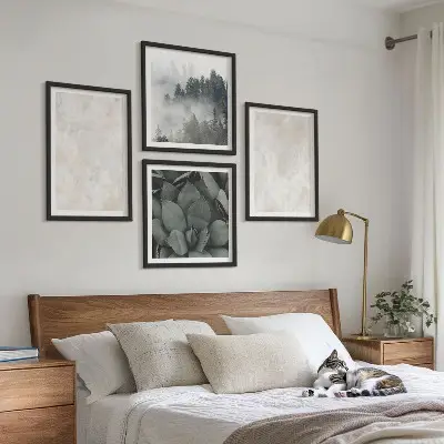 Billedvæg over sofa med stenmotiv i pastelfarvet marmor