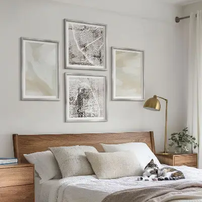 Billedvæg over sofa med malingtekstur i minimalistisk stil