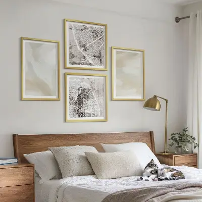 Billedvæg over sofa med malingtekstur i minimalistisk stil