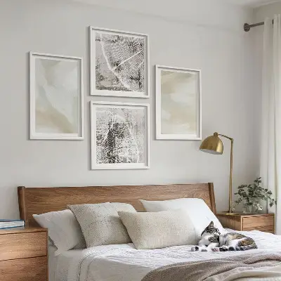 Billedvæg over sofa med malingtekstur i minimalistisk stil