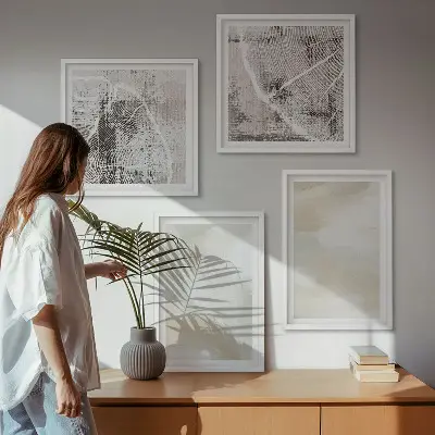Billedvæg over sofa med malingtekstur i minimalistisk stil