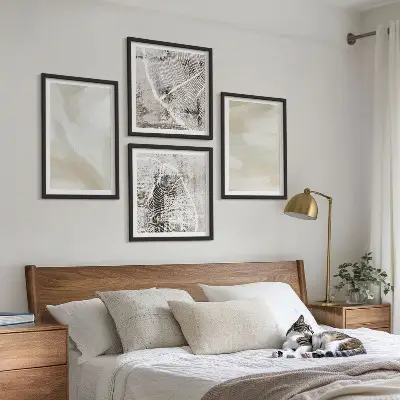 Billedvæg over sofa med malingtekstur i minimalistisk stil