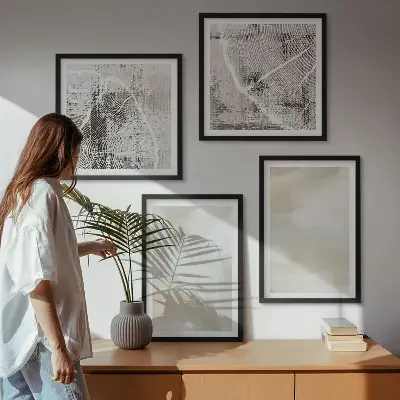 Billedvæg over sofa med malingtekstur i minimalistisk stil