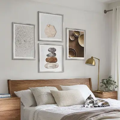 Billedvæg over sofa med teksturer i moderne kunst